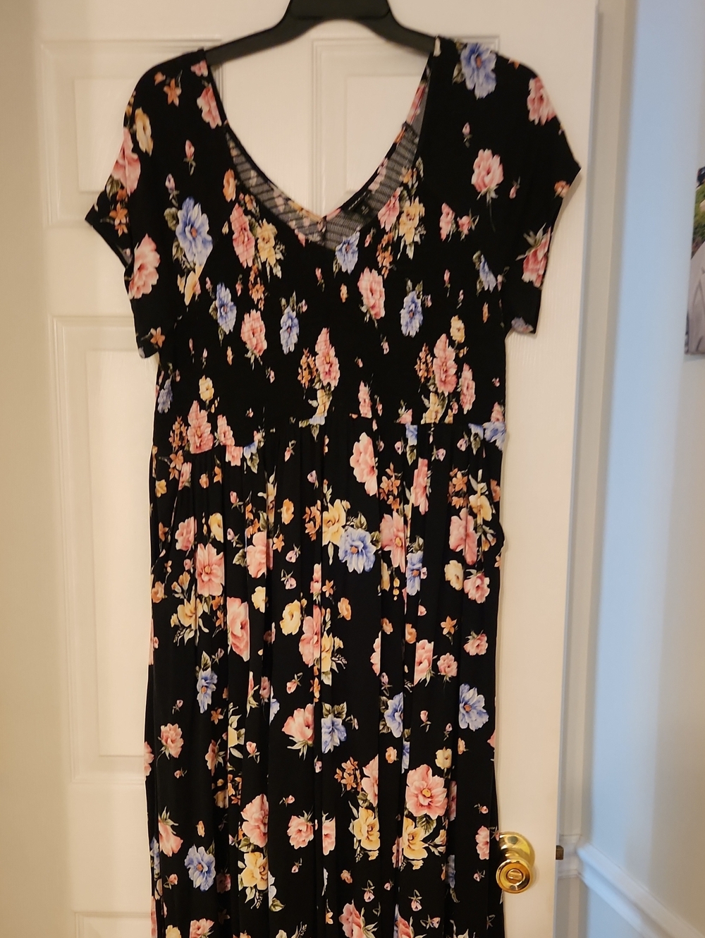 Women’s Black Floral V-Neck Midi Dress